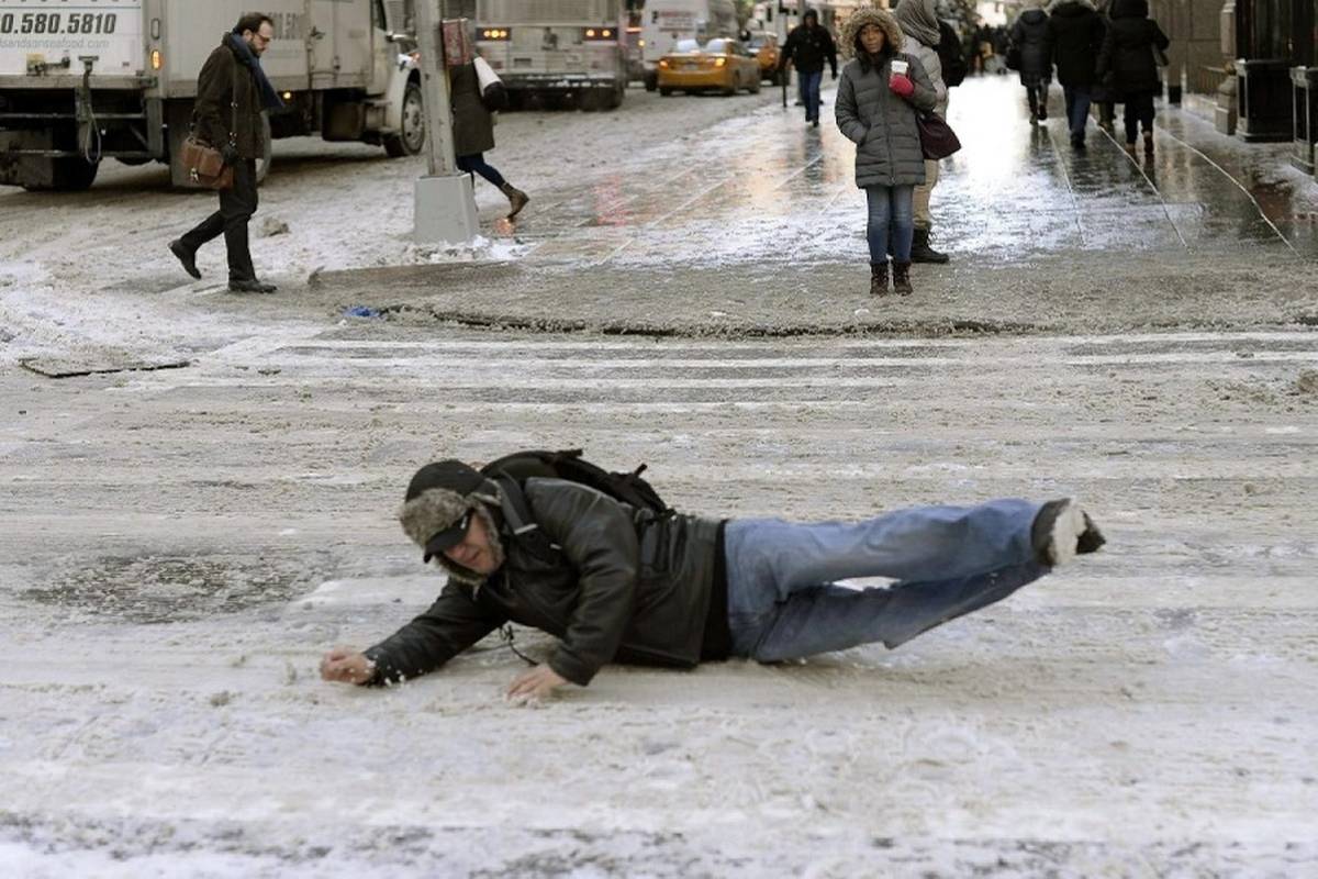 انجام بیش از ۱۰۰ مأموریت مرتبط با زمین‌خوردن شهروندان توسط اورژانس مشهد