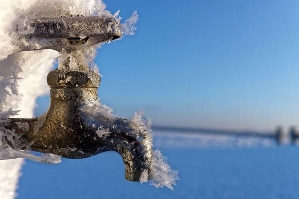 آبفا مشهد: گزارشی از ترکیدگی لوله‌های آب منازل در پی برودت شدید هوا نداشته‌ایم
