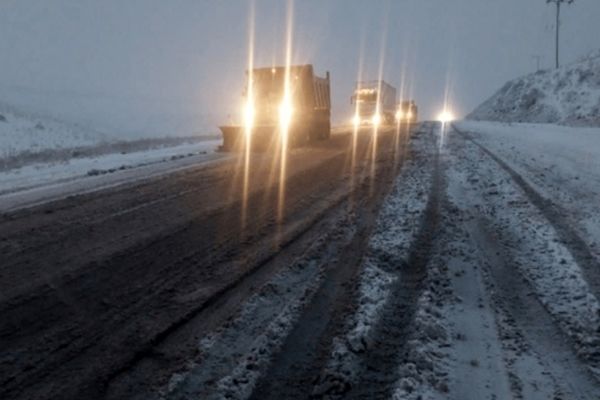 برف‌روبی ۶۰۰ کیلومتر از محورهای نیشابور و میان‌جلگه