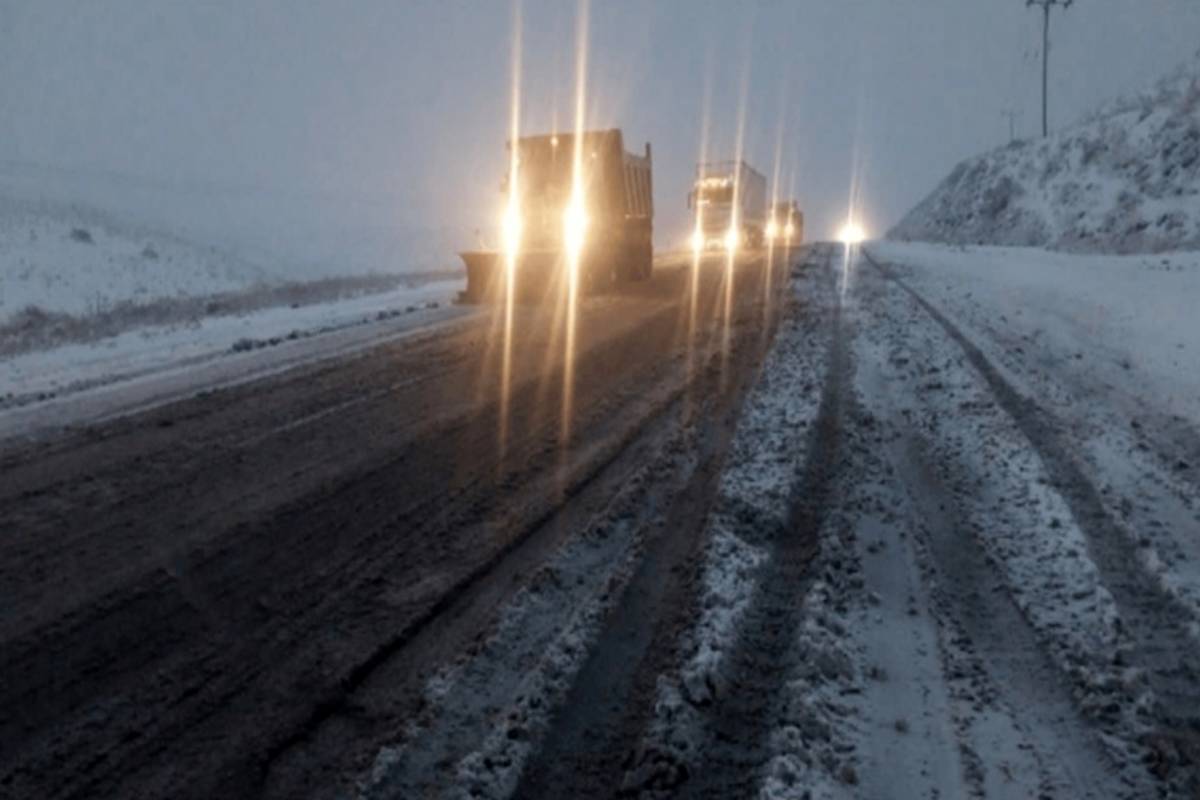 برف‌روبی ۶۰۰ کیلومتر از محورهای نیشابور و میان‌جلگه