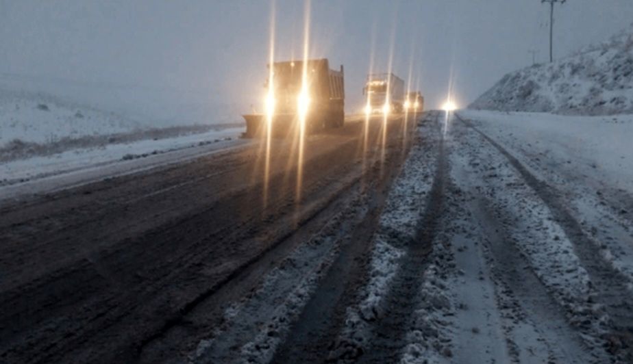 برف‌روبی ۶۰۰ کیلومتر از محورهای نیشابور و میان‌جلگه