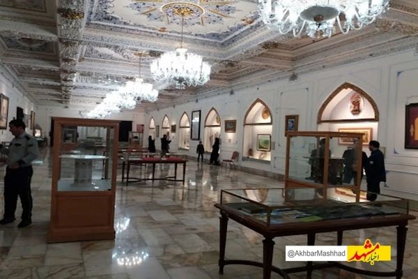 اهدای قرآن خطی نفیس توسط زائر آلمانی به موزه آستان قدس رضوی