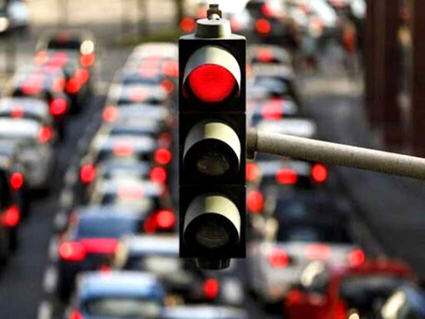 چراغ‌های ترافیکی در ۴۰ تقاطع مشهد دارای اختلال است