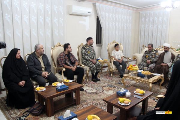 دیدار فرمانده قرارگاه مشترک پدافند هوایی خاتم الانبیا (ص) کشور با خانواده شهدای جنگ تحمیلی ۱۲ روزه 