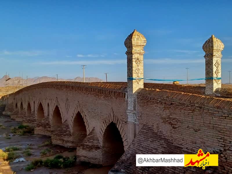 پایان عملیات احیای گلدسته‌های ضلع جنوب شرقی پل تاریخی سالار شهرستان رشتخوار
