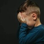 فیلم لحظه آزادی پسربچه ای از شکنجه گاه پدرش در خوی / پسرک باور ندارد نجات یافته است