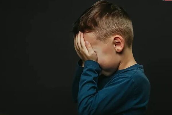 فیلم لحظه آزادی پسربچه ای از شکنجه گاه پدرش در خوی / پسرک باور ندارد نجات یافته است