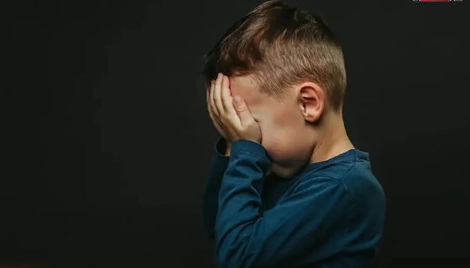 فیلم لحظه آزادی پسربچه ای از شکنجه گاه پدرش در خوی / پسرک باور ندارد نجات یافته است