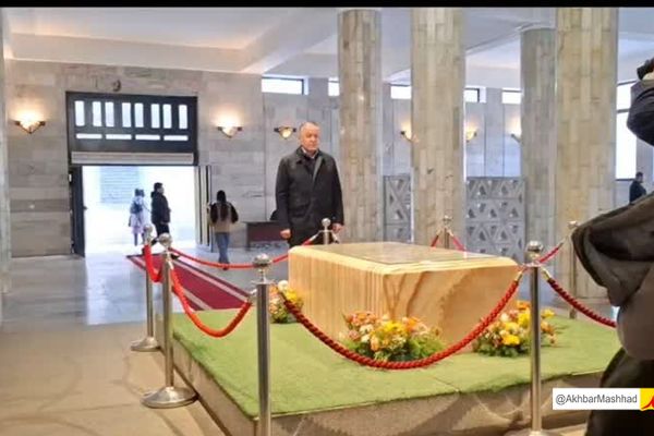 بازدید  وزیر امور خارجه تاجیکستان از آرامگاه فردوسی