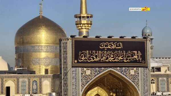 تعویض پرچم گنبد امام رضا(ع) در ایام عزاداری امام هادی(ع)