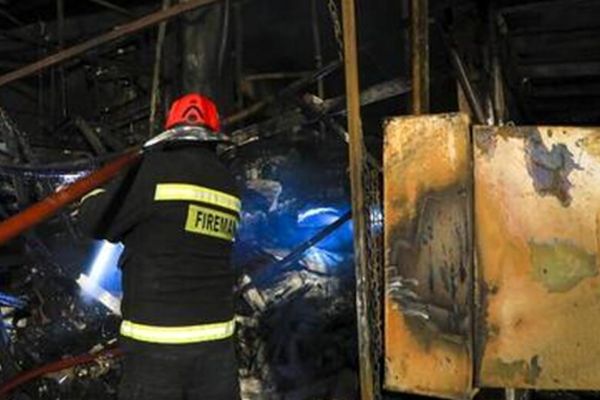 حریق سنگین در بازار گل خیام شمالی مشهد مهار شد+ فیلم و جزییات (۲۱ فروردین ۱۴۰۵)