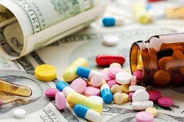 رئیس انجمن تامین تجهیزات دارو: دارو ۱۰ تا ۱۵ برابر گران می‌شود!/ ویدئو