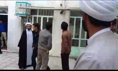 فیلم خروج طلاب از مَدرَس ها به صحن مدرسه علمیه