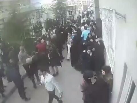 خروج دانشجویان دانشگاه خاوران در پی وقوع زلزله امروز مشهد