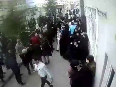خروج دانشجویان دانشگاه خاوران در پی وقوع زلزله امروز مشهد