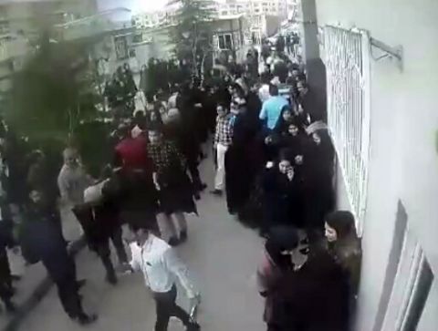 خروج دانشجویان دانشگاه خاوران در پی وقوع زلزله امروز مشهد