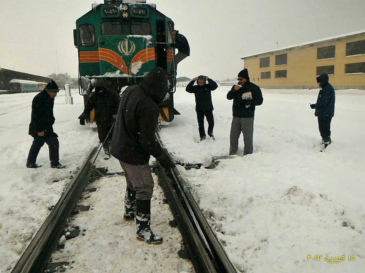 حرکت بدون تاخیر قطارهای مسافری در بارش شدید برف
