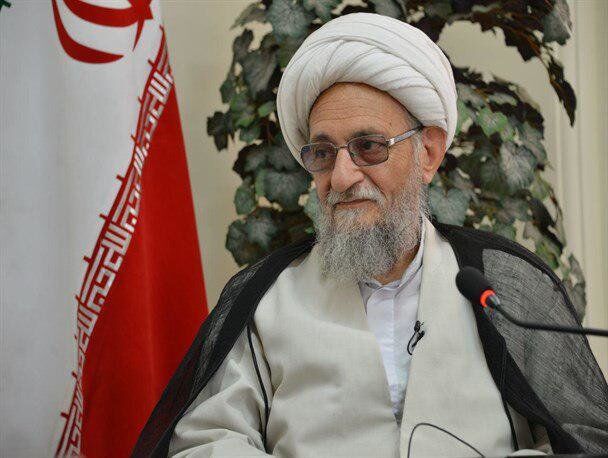 جوانان با اعتماد به خدا از تجملات پرهیز کنند