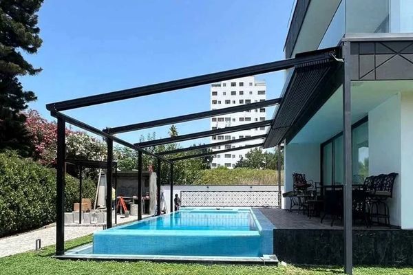 تنش آبی در طرقبه و شاندیز (راهنمای حرفه‌ای برای مهار تبخیر در فضاهای آبیِ ویلا و اقامتگاه)