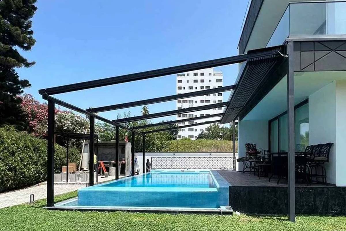 تنش آبی در طرقبه و شاندیز (راهنمای حرفه‌ای برای مهار تبخیر در فضاهای آبیِ ویلا و اقامتگاه)