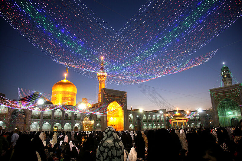 حرم رضوی در روز میلاد امام حسین (ع) غرق نور و شادی است