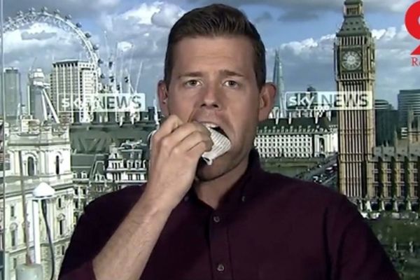 نویسنده ای در برنامه زنده تلویزیونی کتابش را خورد +فیلم