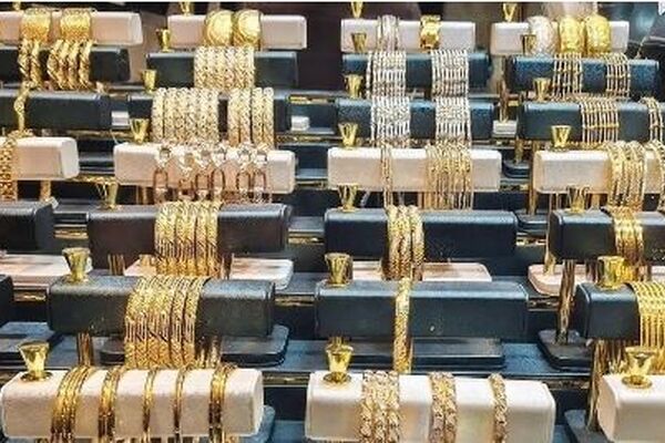 عقب‌نشینی طلای ۱۸ عیار از کانال ۲۶ میلیون تومان | افت قیمت تحت تأثیر ریزش دلار در بازار مشهد