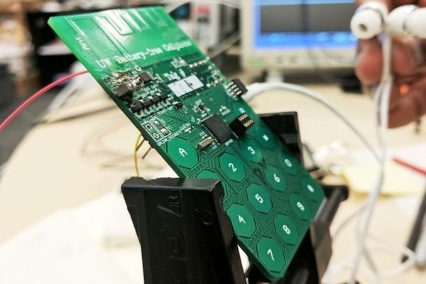 دانشمندان در مراحل اولیه تولید تلفن همراه بی‌نیاز از باتری