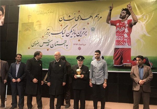طارمی جایزه مرد سال فوتبال ایران را به موزه امام رضا(ع) اهدا کرد