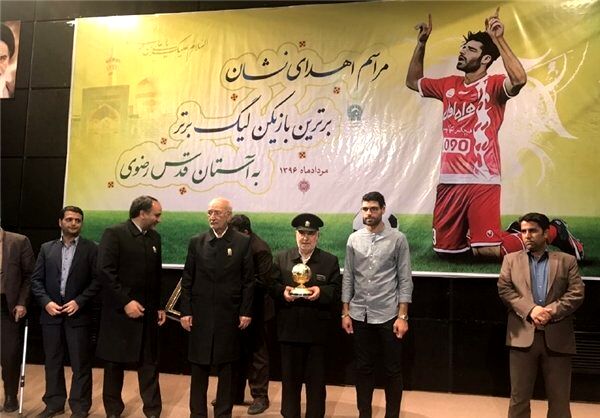 طارمی جایزه مرد سال فوتبال ایران را به موزه امام رضا(ع) اهدا کرد