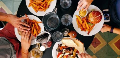 ۹ غذایی که هرگز نباید بخورید