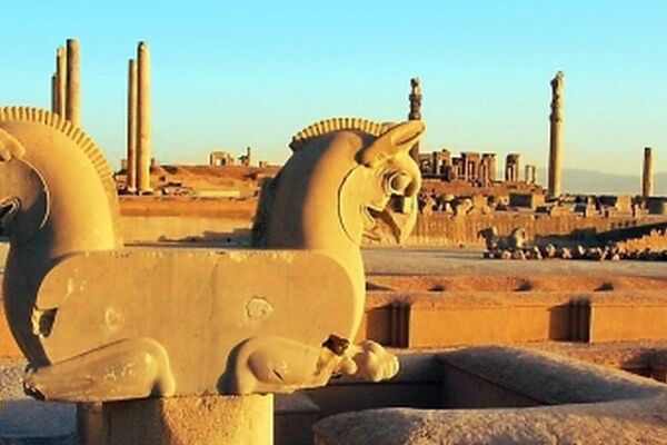 دیوار جنوبی تخت جمشید نمایان شد