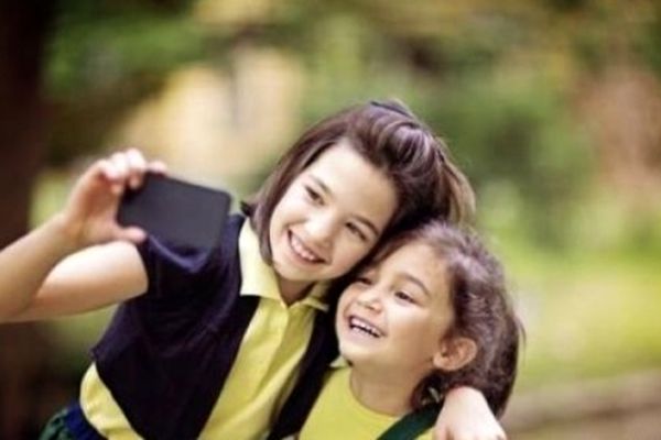 چه طور در سلفی ها زیباتر به نظر بیاییم؟