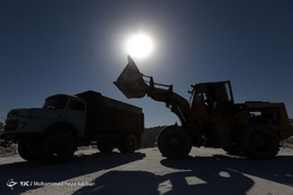 برداشت نمک از دریاچه نمک حوض سلطان قم