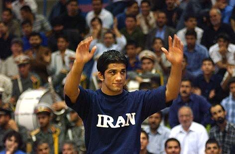 علیرضا دبیر مدال‌های المپیک، جهانی و آسیایی خود را به آستان قدس اهدا کرد