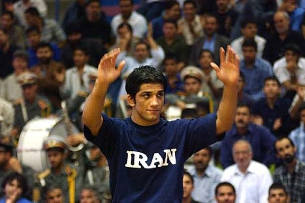 علیرضا دبیر مدال‌های المپیک، جهانی و آسیایی خود را به آستان قدس اهدا کرد