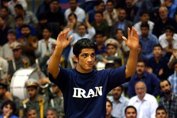 علیرضا دبیر مدال‌های المپیک، جهانی و آسیایی خود را به آستان قدس اهدا کرد