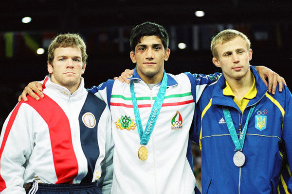 اهداء ۱۲ مدال علیرضا دبیر به موزه آستان قدس رضوی