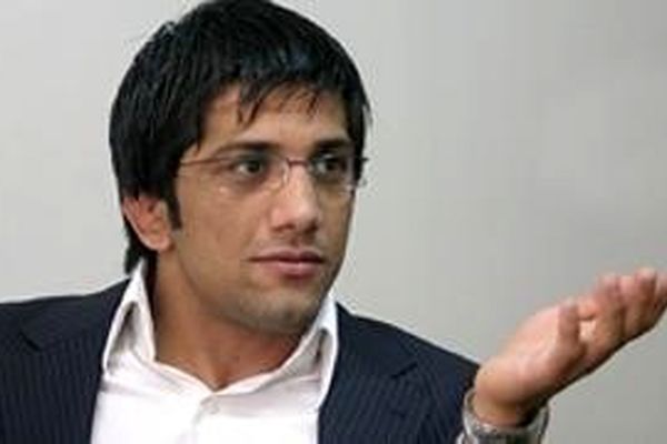 دبیر 12 مدالش را به موزه آستان قدس رضوی اهدا کرد