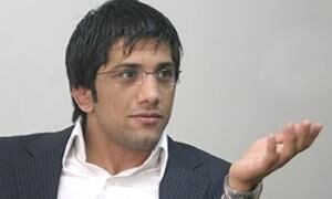 دبیر 12 مدالش را به موزه آستان قدس رضوی اهدا کرد