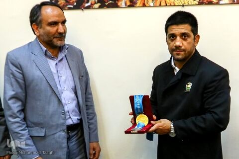 گزارش تصویری اهدا 12 مدال علیرضا دبیر به آستان قدس رضوی