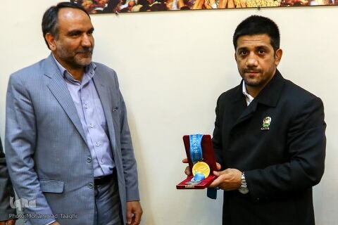 گزارش تصویری اهدا 12 مدال علیرضا دبیر به آستان قدس رضوی