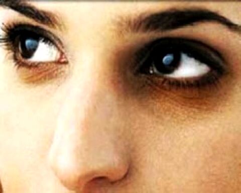 سیاهی دور چشم را با این 6 ماده غذایی کاهش دهید