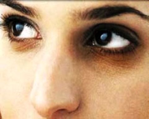 سیاهی دور چشم را با این 6 ماده غذایی کاهش دهید