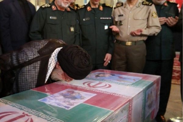 بوسه رهبر بر تابوت شهید حججی