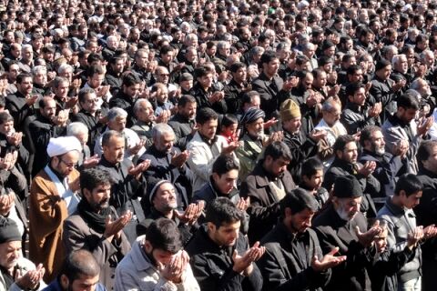 اقامه نماز ظهر عاشورا در عرصه میدان شهدا