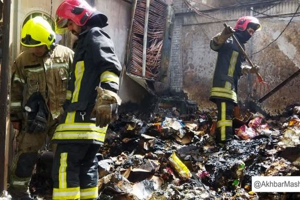 آتش‌سوزی انبار هایپرمارکت در خیابان هنرستان مهار شد 
