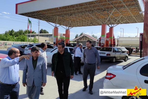 بازدید معاون استاندار و فرماندار شهرستان مشهد مقدس از پمپ‌بنزین‌های مستقر در محورهای مشهد به چناران/سوخت‌گیری عادی خودروها در جریان است