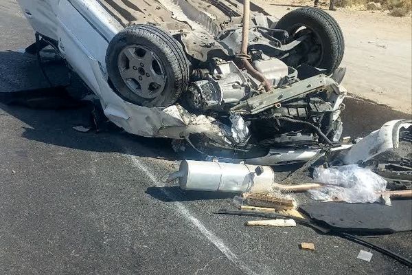 امدادرسانی آتش‌نشانان مشهدی به جوان محبوس در حادثه واژگونی خودرو 
