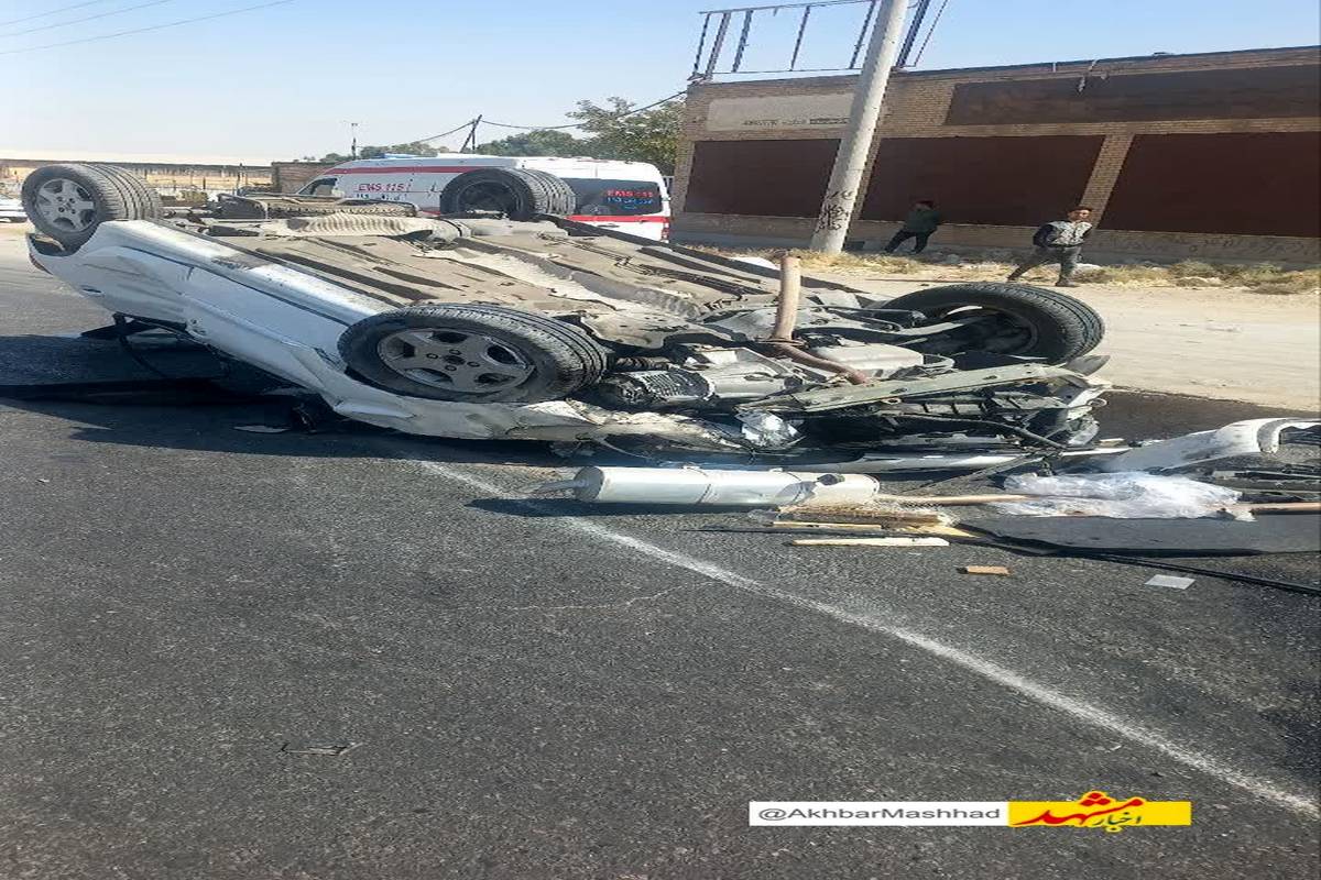 امدادرسانی آتش‌نشانان مشهدی به جوان محبوس در حادثه واژگونی خودرو 
